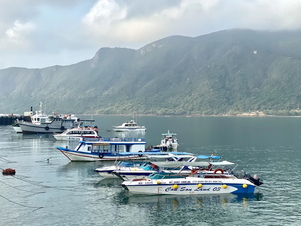 Ca nô chở khách du lịch ra các hòn neo đậu tại cảng tàu khách Côn Đảo.jpg