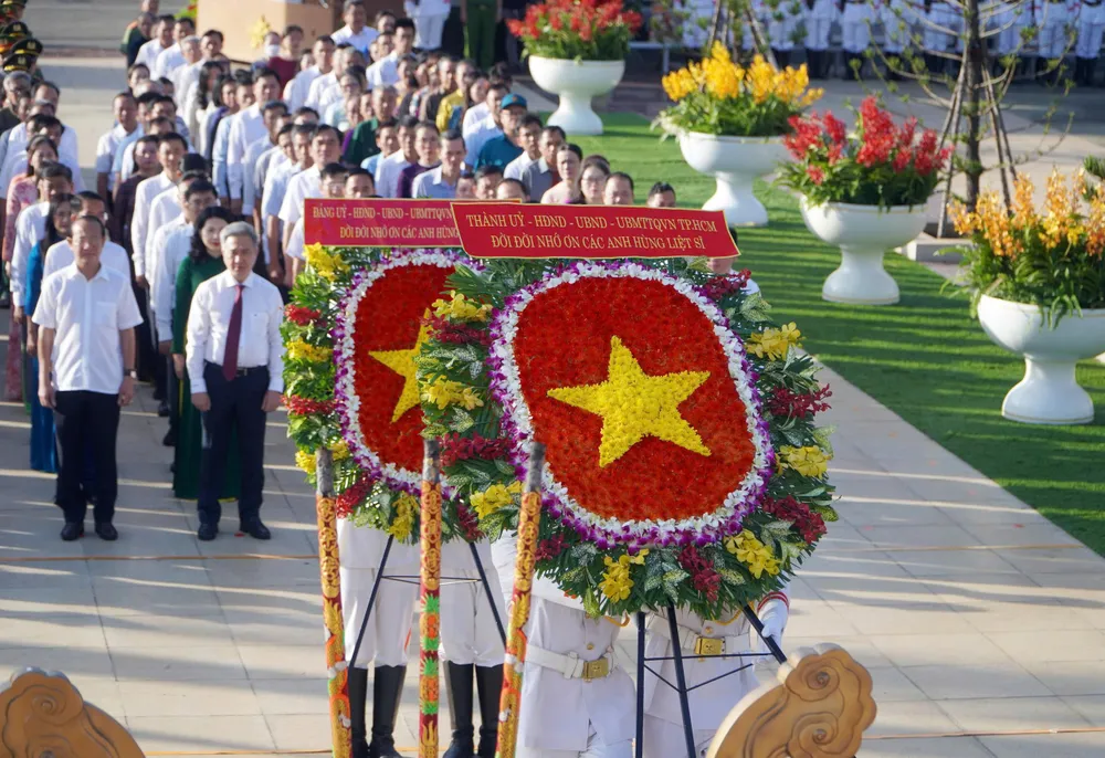 Đoàn đại biểu Thành ủy - HĐND - UBND - Ủy ban MTTQ Việt Nam TPHCM viếng và dâng hương, dâng hoa nhân kỷ niệm 78 năm Ngày Thương binh - Liệt sĩ. Ảnh: QUANG VINH