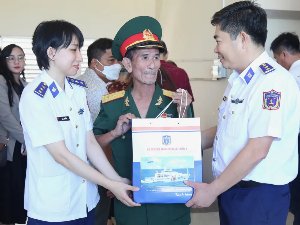 Cán bộ, chiến sĩ Bộ Tư lệnh Vùng Cảnh sát biển 3 thăm hỏi, động viên và tặng quà gia đình thương binh Đặng Văn Lễ