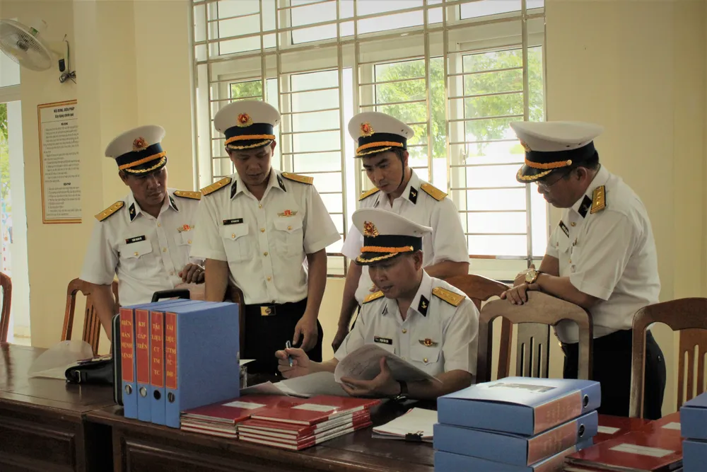 Thượng tá Phạm Văn Sơn kiểm tra văn kiện sẵn sàng chiến đấu tại Lữ đoàn 171