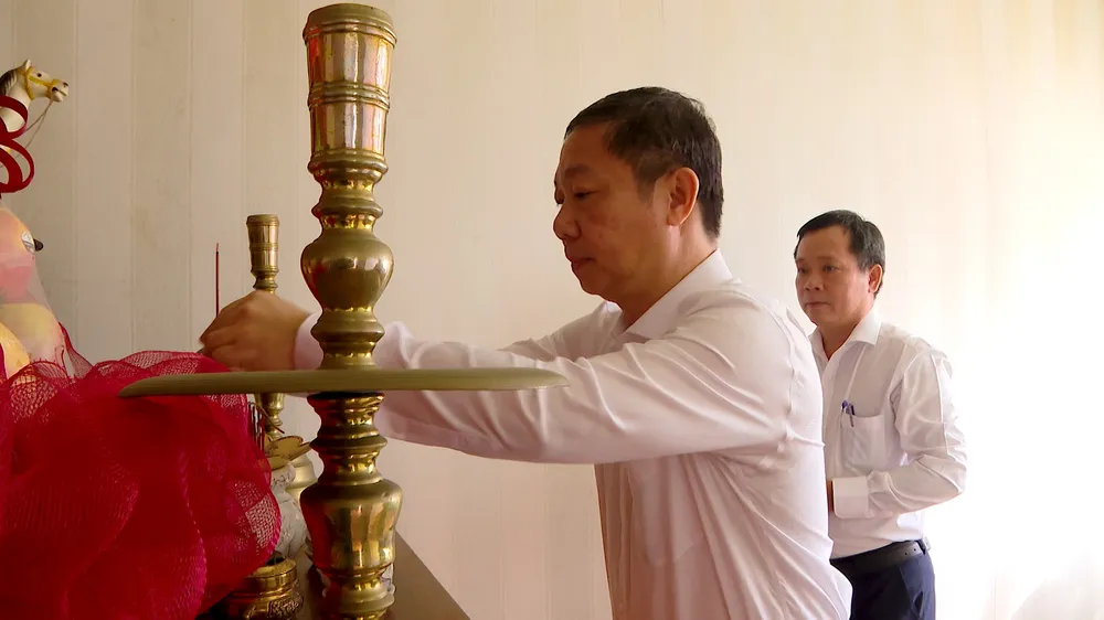 Phó Trưởng Ban Thường trực Ban Tuyên giáo và Dân vận Thành ủy TPHCM đến thắp hương và thăm gia đình Võ Ngọc Minh, nguyên Trưởng Ban Tuyên giáo Tỉnh ủy Bà Rịa – Vũng Tàu trước đây