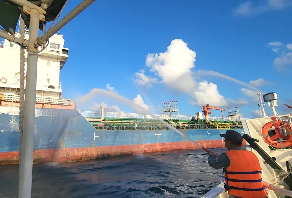 Lực lượng chức năng phun nước chữa cháy tàu chở dầu