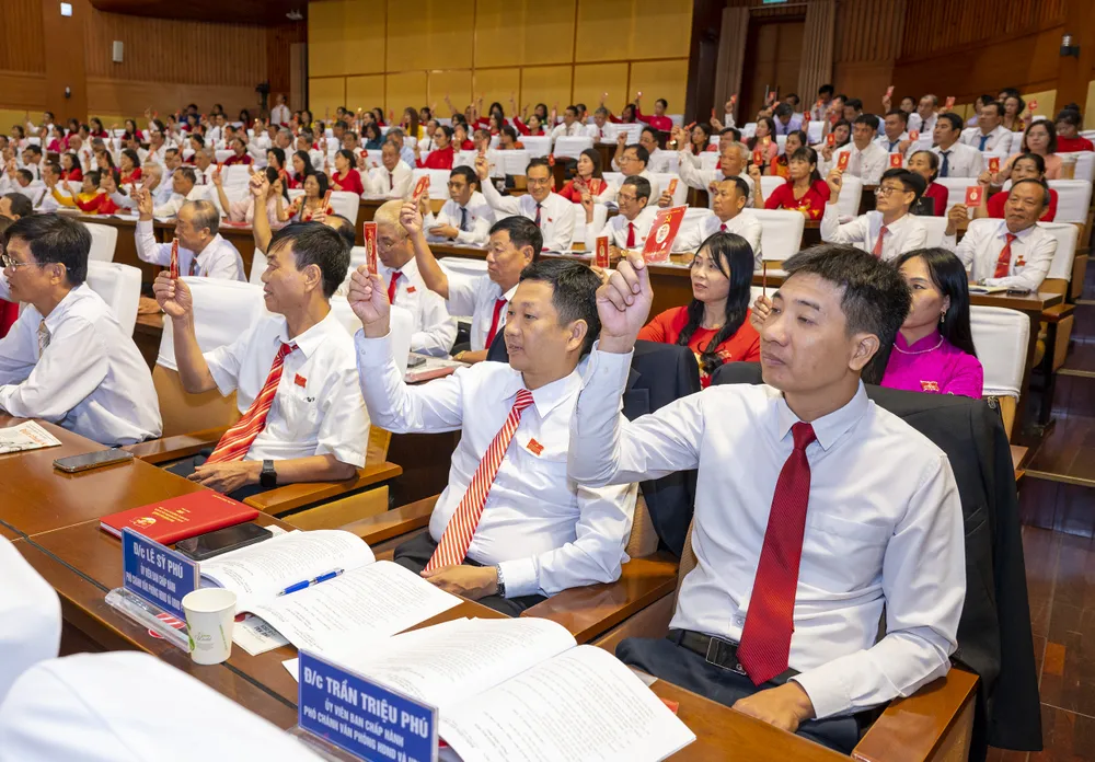 Đại biểu biểu quyết thông qua Nghị quyết Đại hội Đảng bộ phường Rạch Dừa lần thứ I, nhiệm kỳ 2025 - 2030. 1.jpg