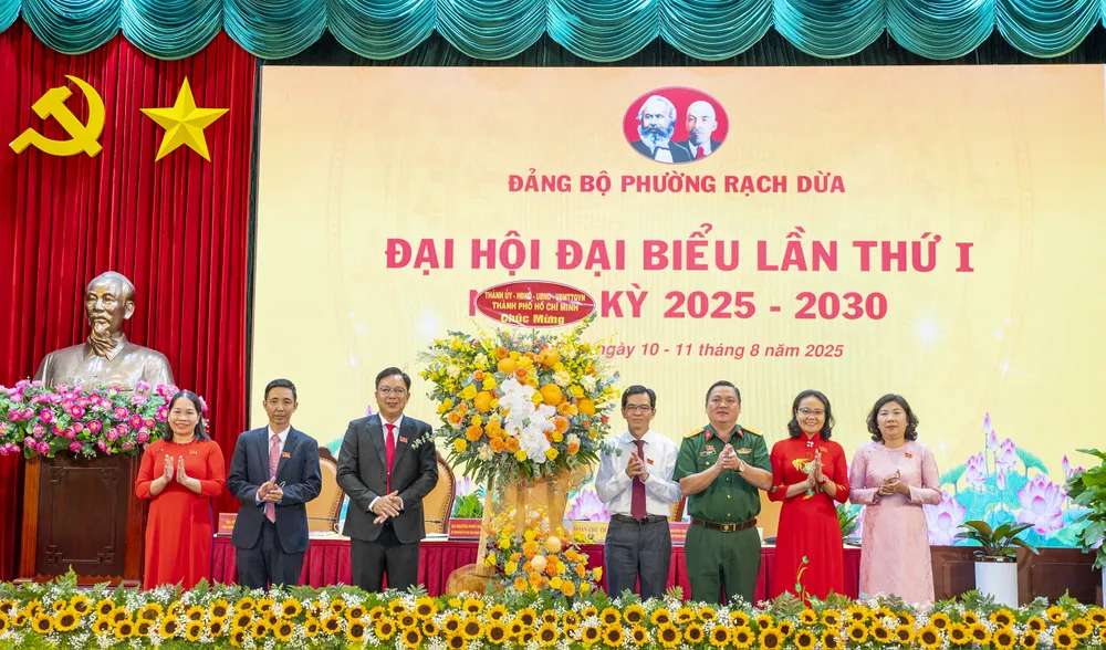 Đồng chí Dương Trọng Hiếu tặng hoa của Thành ủy TPHCM chúc mừng Đại hội phường Rạch Dừa