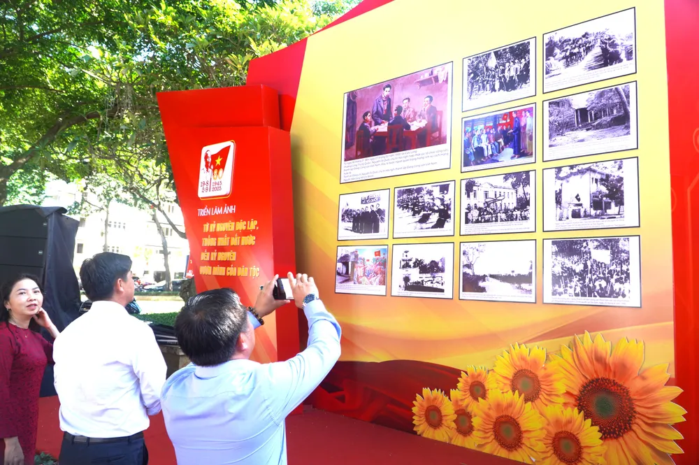 Khai mạc triển lãm ảnh với chủ đề “Từ kỷ nguyên độc lập, thống nhất đất nước đến kỷ nguyên vươn mình của dân tộc” tại phường Vũng Tàu, TPHCM