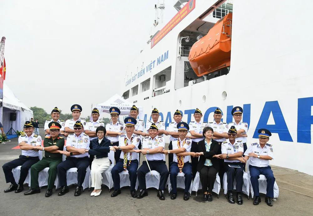 Đại diện lãnh đạo của hai lực lượng Cảnh sát biển Việt Nam và Indonesia chụp ảnh lưu niệm.JPG