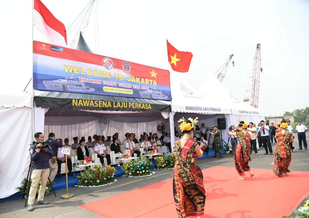 Tiết mục văn nghệ của lực lượng Cảnh sát biển Indonesia chào mừng đoàn công tác tàu Cảnh sát biển Việt Nam 8001 cập cảng chính thức thăm và giao lưu tại Indonesia .JPG
