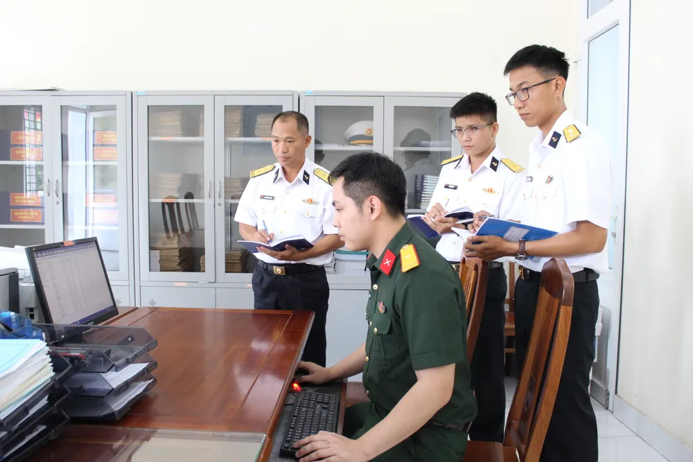 Cán bộ, chiến sĩ Lữ đoàn cùng nhau nghiên cứu về chuyển đổi số trong đơn vị.JPG