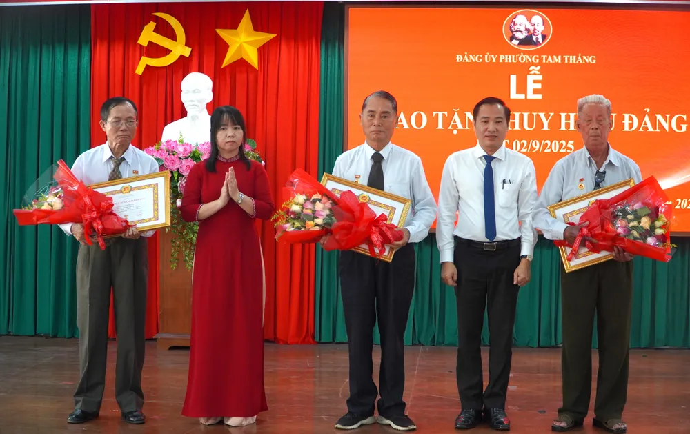 Trang trọng tổ chức Lễ trao tặng Huy hiệu Đảng đợt 2-9 cho đảng viên phường Tam Thắng