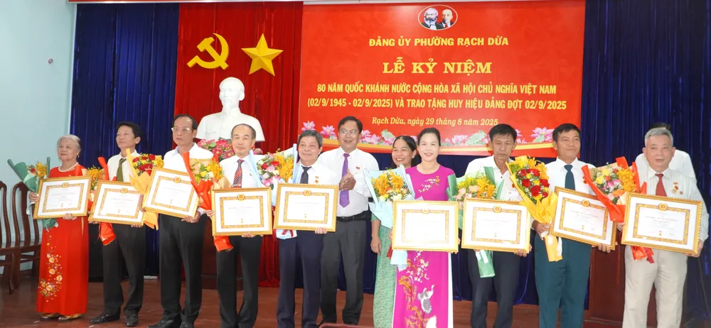 Phường Rạch Dừa (TPHCM) trọng thể tổ chức Lễ trao tặng Huy hiệu Đảng đợt 2-9