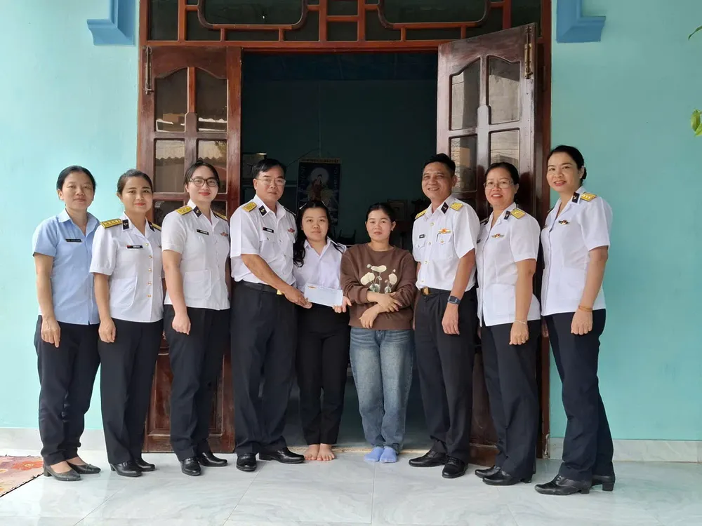 Đoàn công tác Hải đoàn 129 trao quà cho cháu Phạm Thị Uyên