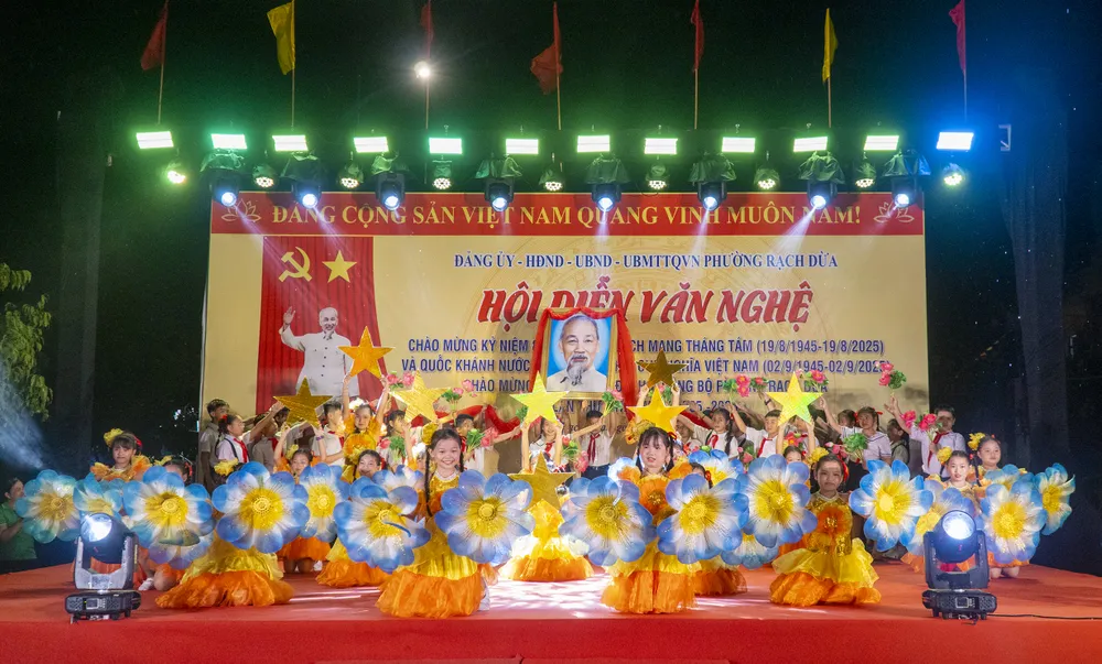 Các em thiếu nhi của các trường học trên địa bàn cũng đã đem đến hội diễn nhiều tiết mục văn nghệ cây nhà lá vườn đặc sắc..jpg