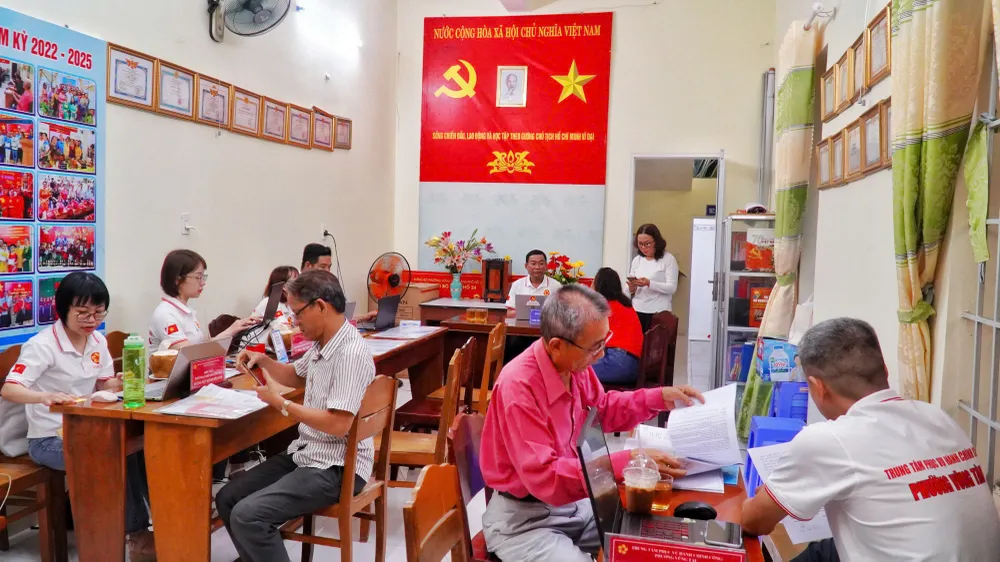 Rất đông người dân đến Trung tâm Phục vụ hành chính công lưu động tại trụ sở khu phố 23, phường Vũng Tàu để làm thủ tục