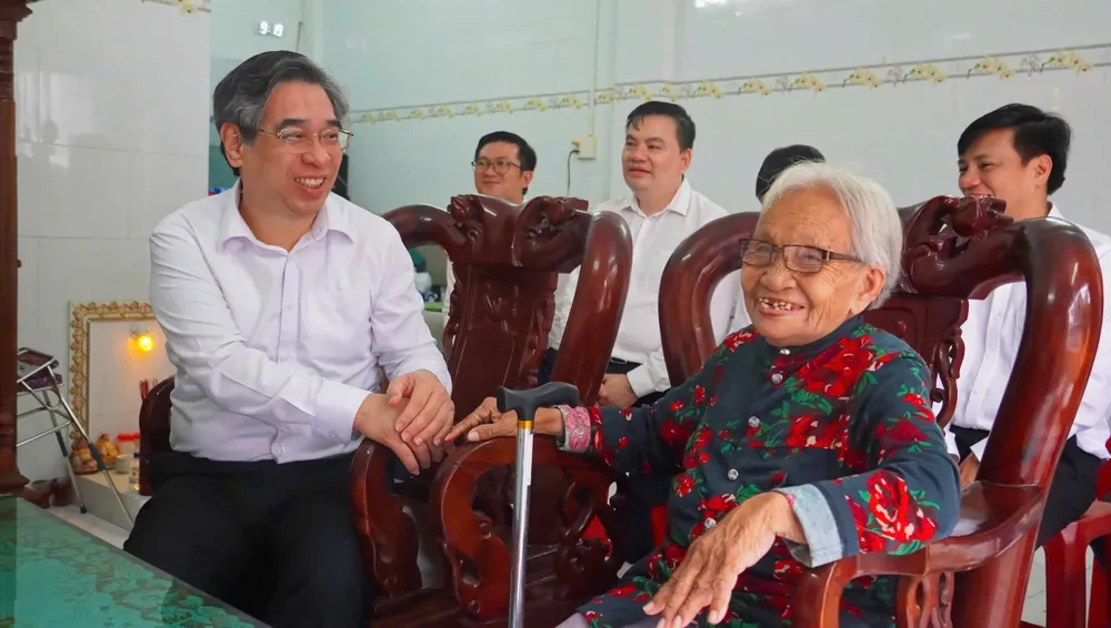 Đồng chí Nguyễn Phước Lộc, Phó Bí thư Thành ủy, Chủ tịch Ủy ban MTTQ Việt Nam TPHCM ân cần thăm hỏi sức khỏe Mẹ Việt Nam Anh hùng Bùi Thị Đay