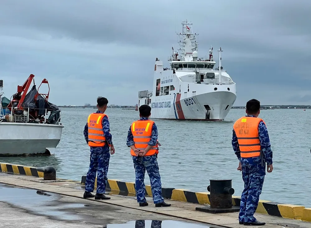 Tàu CSB 8001 chuẩn bị cập cảng tại phường Phước Thắng, TPHCM