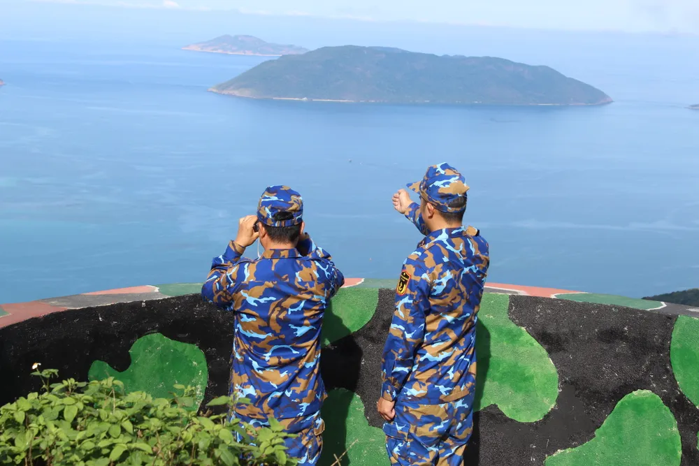 11. Trắc thủ Trạm ra đa 590  thực hiện nhiệm vụ quan sát mắt trên khu vực biển.JPG