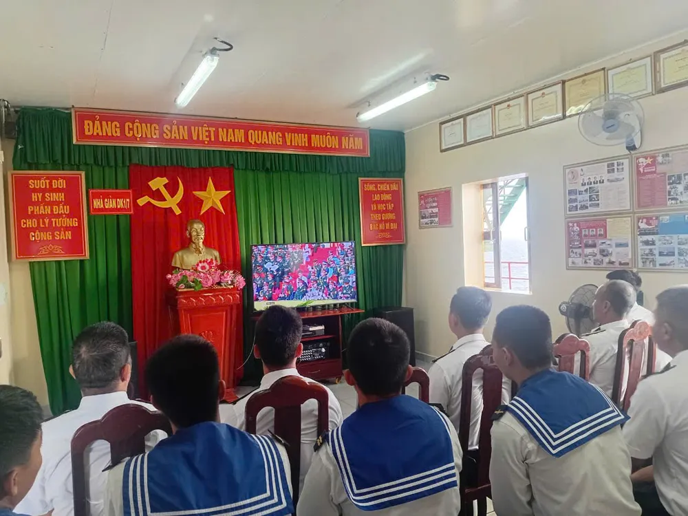 3.  Cán bộ, chiến sĩ Nhà giàn DK1 từ biển khơi hướng về Thủ Đô Hà Nội.jpg