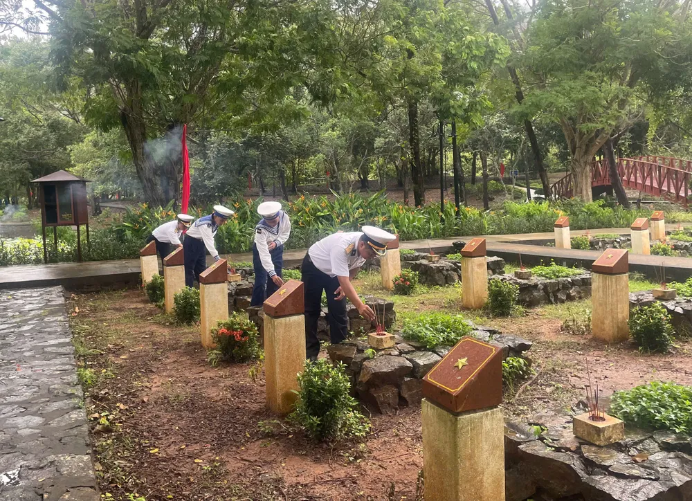 4. Cán bộ, chiến sĩ Trạm Ra đa 590, Trung đoàn 251 dâng hương tại Nghĩa trang Hàng Dương, Côn Đảo.jpg