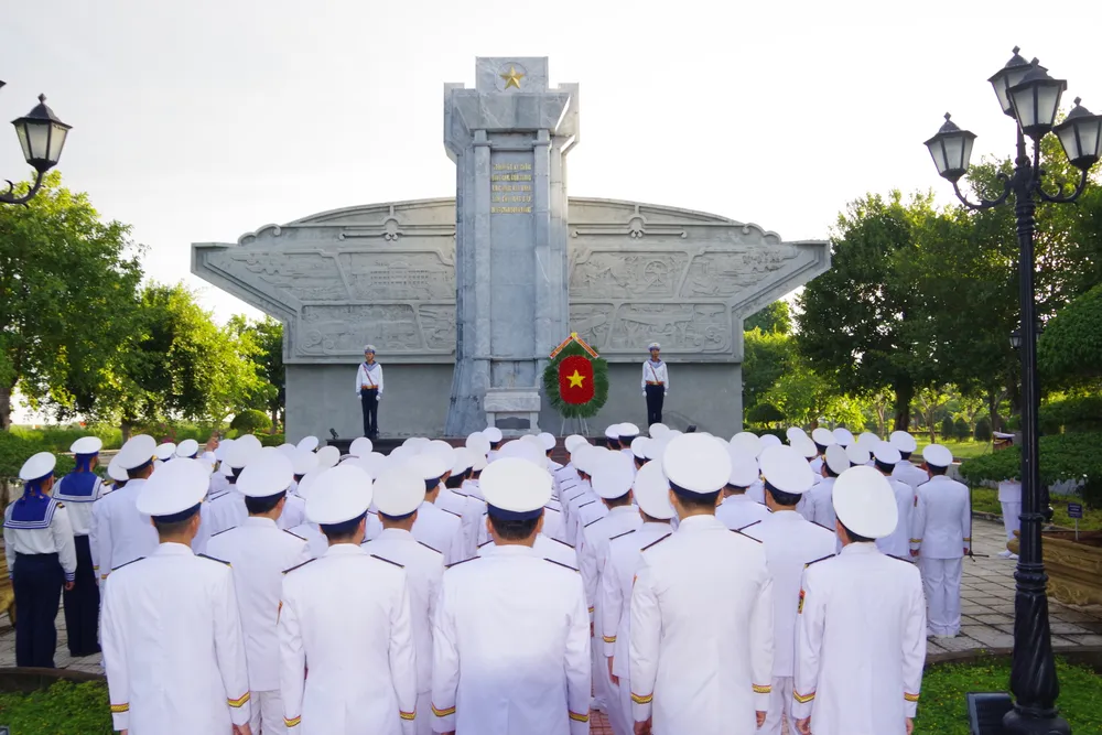5. Cán bộ, chiến sĩ khu vực Căn cứ Long Sơn, dâng hương tại khuôn viên văn hóa Vùng 2.JPG