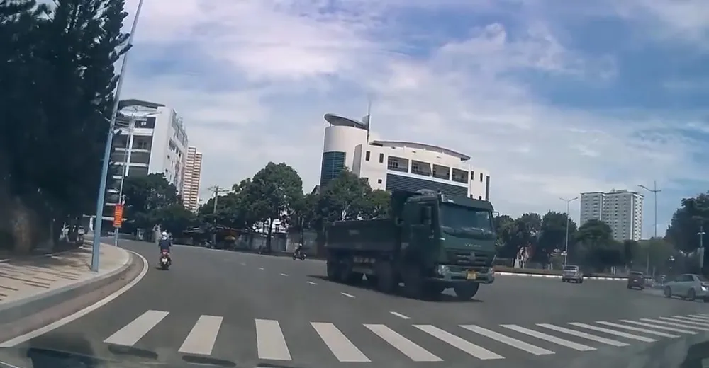 Tài xế lái xe tải đi ngược chiều ở vòng xoay Vũng Tàu