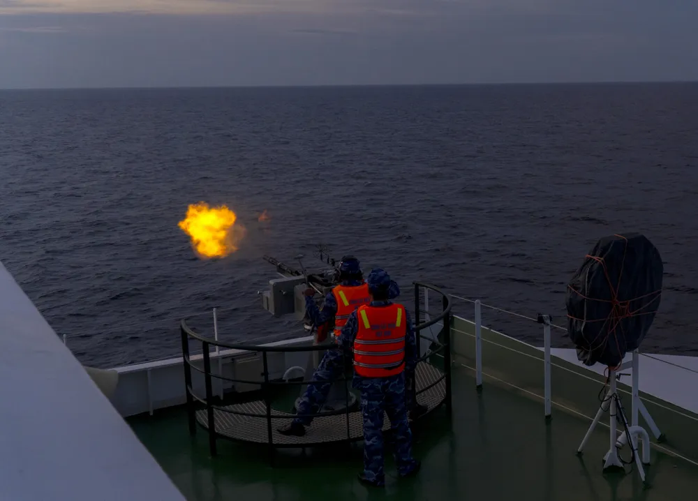 Cán bộ, chiến sĩ Bộ Tư lệnh Vùng Cảnh sát biển 3 thực hành bài bắn ban đêm với súng 14,5mm.jpg