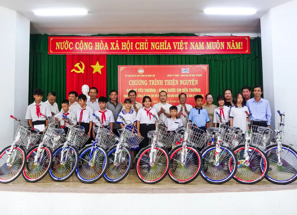 trao tặng xe đạp cho học sinh vượt khó.jpg