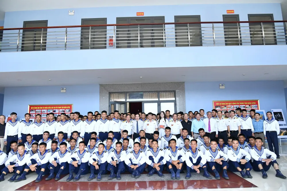 Cán bộ, chiến sĩ Vùng 2 và Hội Văn học Nghệ thuật chụp ảnh lưu niệm tại chương trình.jpeg