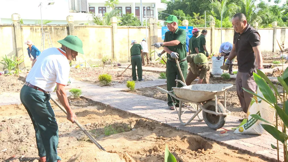 Cán bộ, đảng viên, nhân dân ấp Hải Sơn và Hội viên cựu chiến binh xã Long Hải cùng nhau thực hiện công trình tiểu công viên cây xanh