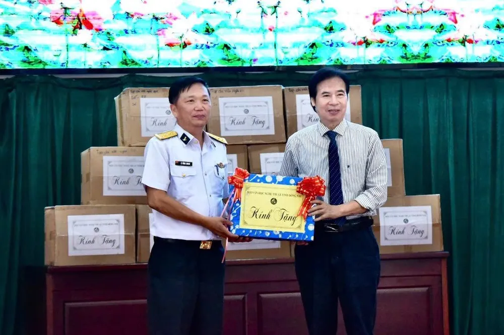 Đại diện Hội Văn học Nghệ thuật tỉnh Đồng Nai trao tặng quà cho cán bộ, chiến sĩ Vùng 2 Hải quân.jpeg