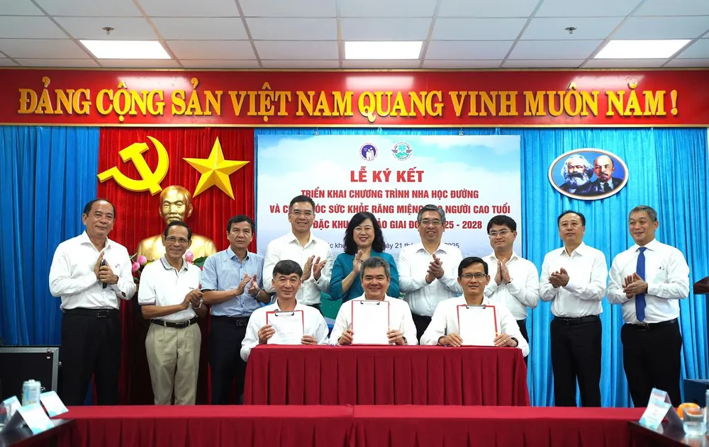 Bộ trưởng Bộ Y tế Đào Hồng Lan và lãnh đạo Thành ủy TPHCM chứng kiến lễ ký kết triển khai Chương trình nha học đường và chăm sóc sức khỏe răng miệng cho người cao tuổi tại Côn Đảo giai đoạn 2025-2028