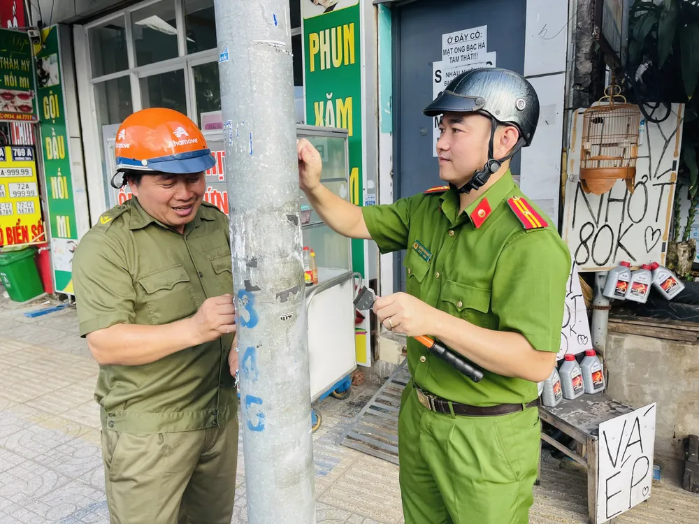 Công an phường Rạch Dừa xoá, gỡ bảng quảng cáo, rao vặt trái phép