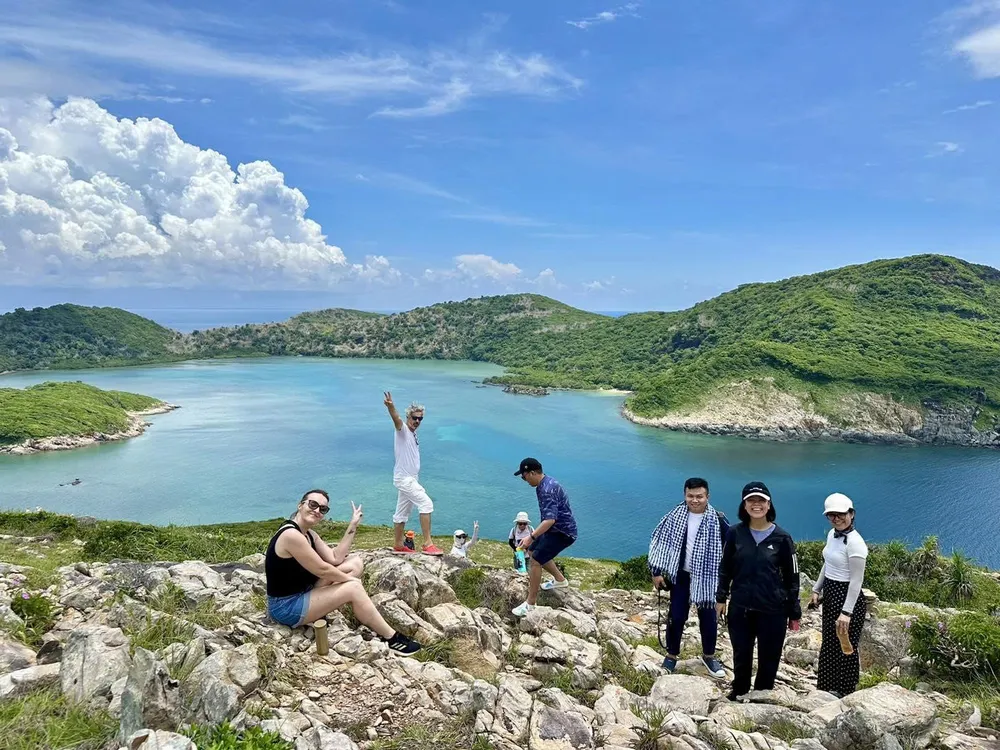 Khách du lịch thích thú khi trải nghiệm du lịch xanh tại Côn Đảo