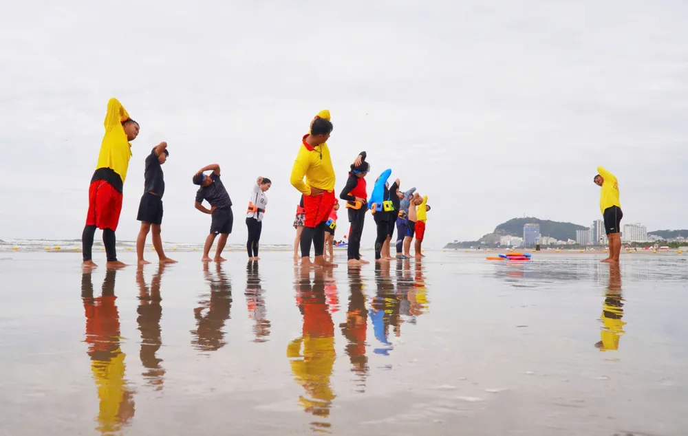 Học viên tham gia huấn luyện các bài tập khởi động