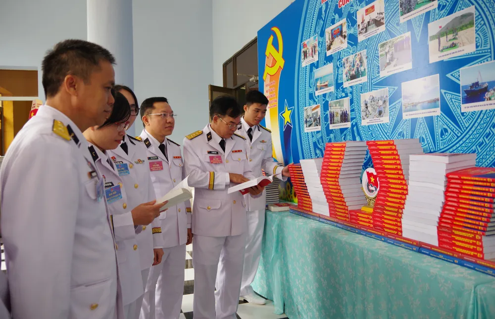 Các đại biểu tham quan mô hình trưng bày sách tại đại hội Đoàn cơ sở Hải đoàn 129, nhiệm kỳ 2025-2030.JPG