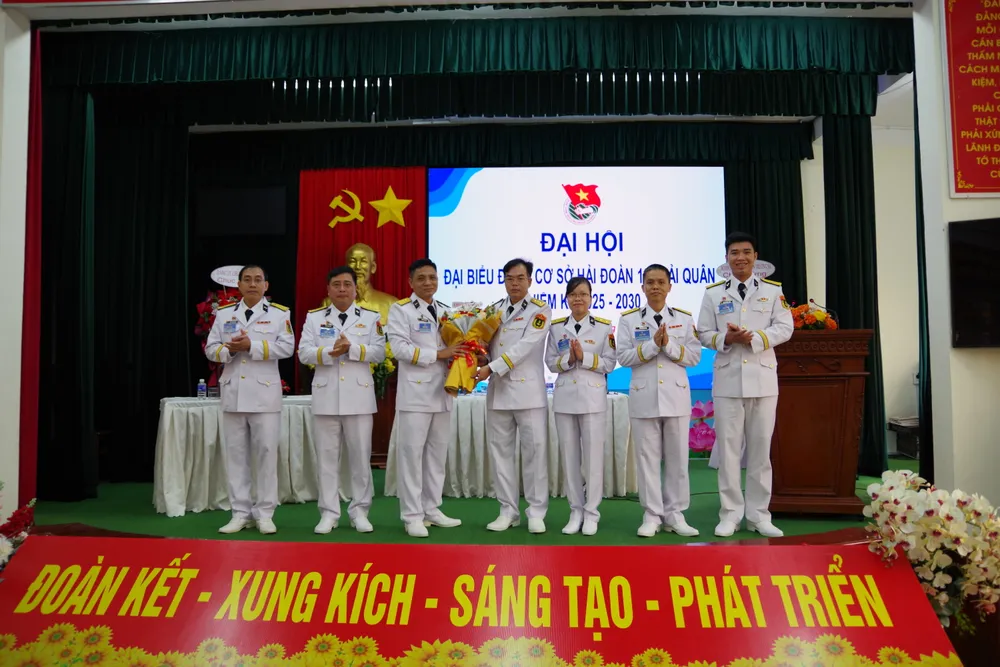 Thủ trưởng Hải đoàn tặng hoa chúc mừng Ban Chấp hành Đoàn cơ sở nhiệm kỳ mới