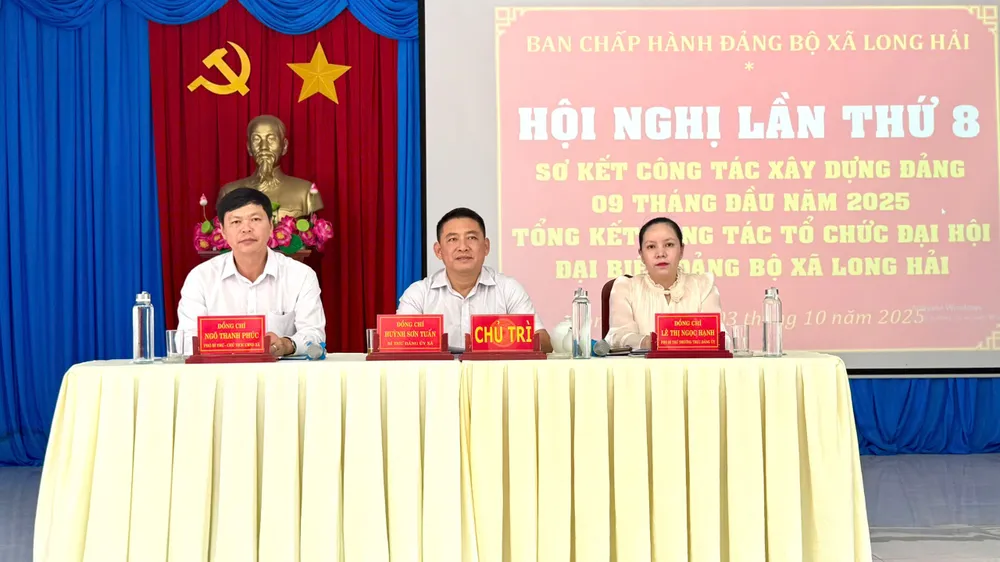 ẢNH 1- Ông Huỳnh Sơn Tuấn, Thành ủy viên, Bí thư Đảng ủy, Chủ tịch HĐND xã; bà Lê Thị Ngọc Hạnh, PBT Thường trực Đảng ủy xã; ông Ngô Thanh Phúc, PBT Đảng ủy, Chủ tịch UBND xã đồng chủ trì hội nghị..jpg