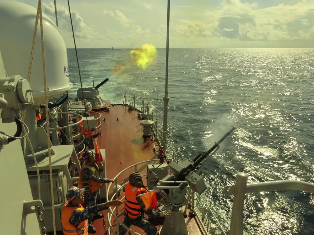 Tàu pháo của Lữ đoàn 167 thực hành bắn máy bay bay thấp ban ngày