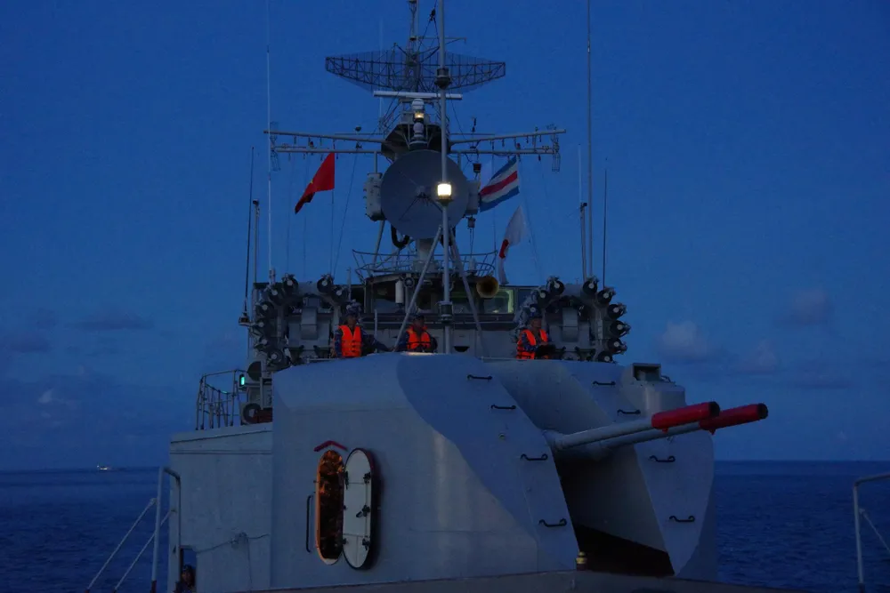 2. Tàu lữ đoàn 171 vào tuyến bắn mục tiêu di động ban đêm.jpg