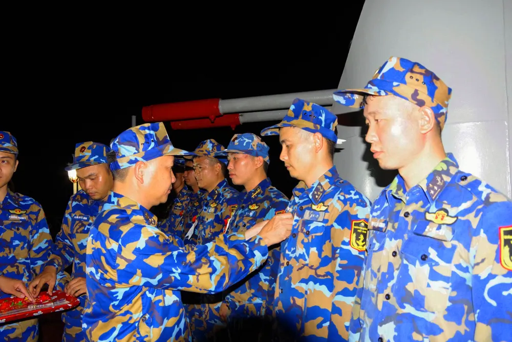 4. Thượng tá Phạm Văn Sơn, Phó Tư lệnh Vùng trao hoa bắn giỏi cho kịp bắn trên Tàu 13, Lữ đoàn 171.jpg