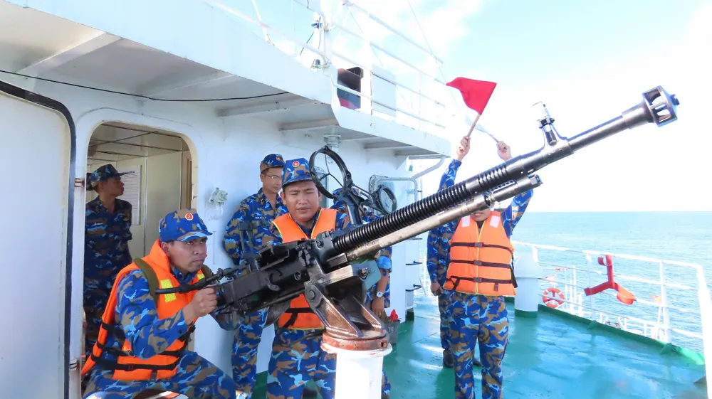 5. Khẩu đội 12 ly 7 của Tàu Trường Sa 10 thực hiện bài bắn đối không.jpg