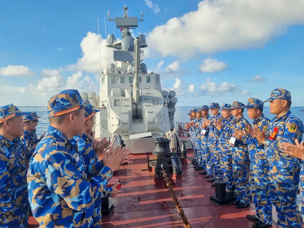 7. Thủ trưởng Lữ đoàn 167 biểu dương cán bộ, chiến sĩ sau khi hoàn thành nội dung bắn đạn thật.jpg