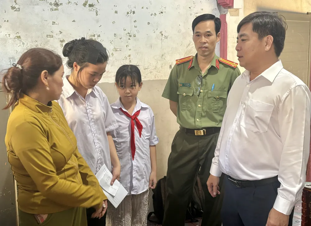 Đoàn công tác của UBND xã Long Hải, TPHCM đến thăm hỏi, động viên gia đình ngư dân mất tích