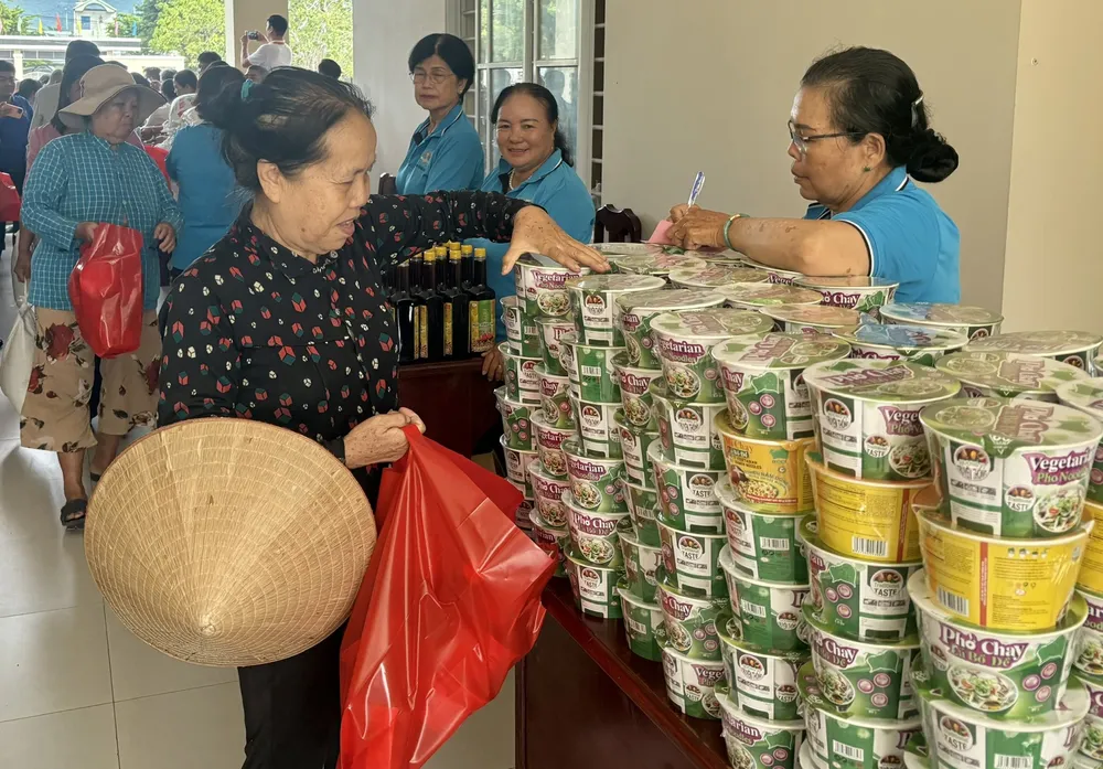 Người dân xã Long Hải chọn lựa hàng hóa tại “Gian hàng 0 đồng”