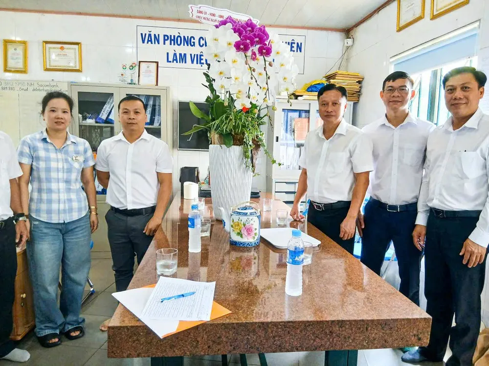 Đồng chí Hồng Như Vàng (thứ 3 từ phải vào), Bí thư Đảng ủy, Chủ tịch HĐND xã Kim Long đến thăm, chúc mừng doanh nghiệp