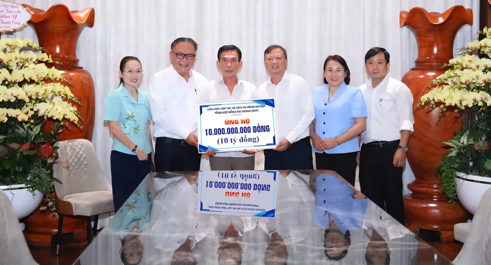 Liên hiệp Hợp tác xã Dịch vụ Nông nghiệp tổng hợp Đồng Nai (DONACOOP) ủng hộ 10 tỷ đồng cho đồng bào bị thiệt hại bởi cơn bão số 10