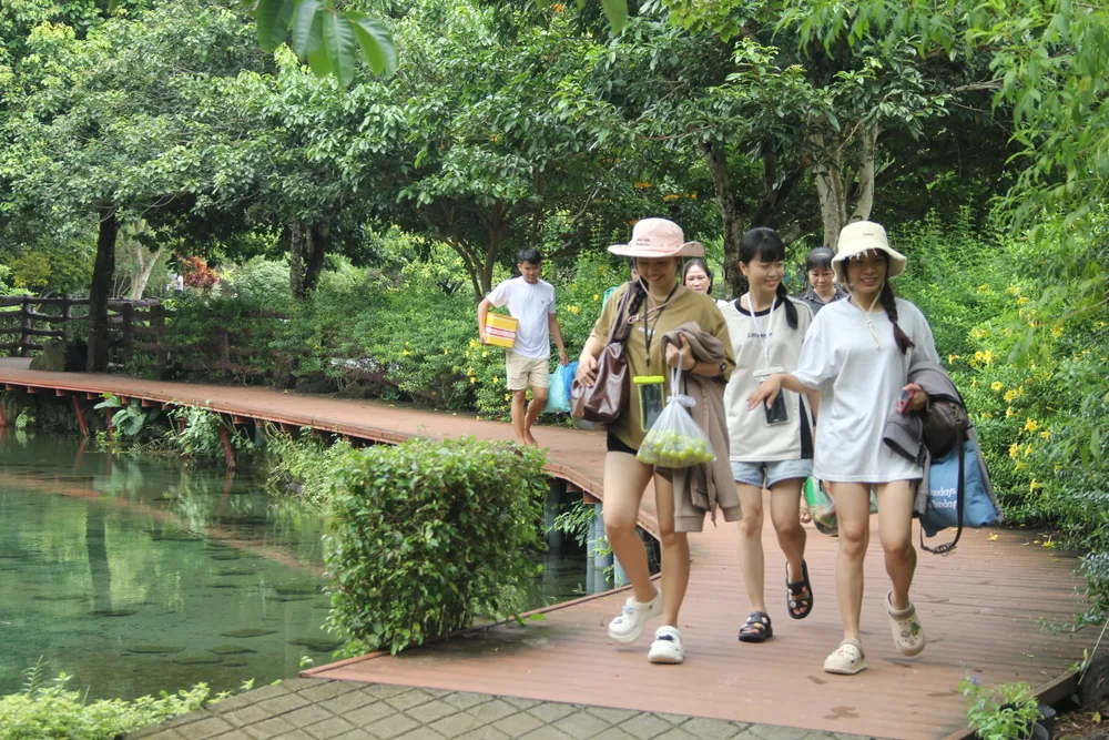 Nhiều du khách tìm đến suối Mơ vào cuối tuần