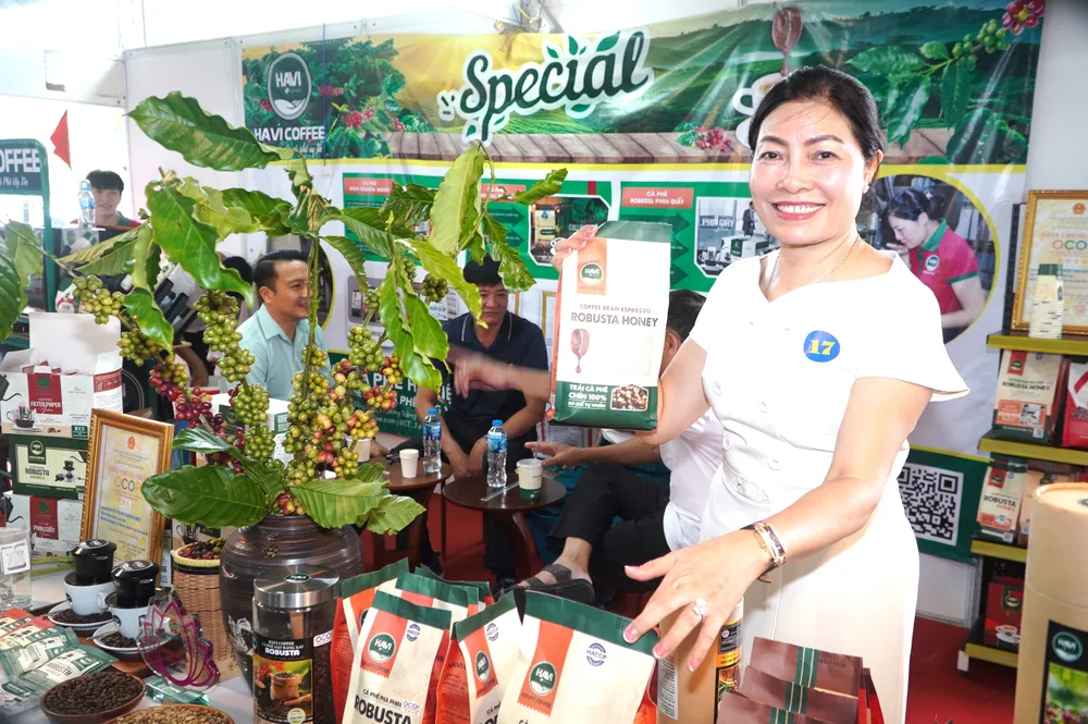 Gian hàng trưng bày sản phẩm cà phê, một trong những sản phẩm nông sản chủ lực của tỉnh Đồng Nai