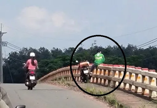 Công an xã Nha Bích đã kịp thời can ngăn nam thanh niên có ý định nhảy cầu tự vẫn. Ảnh: CANB