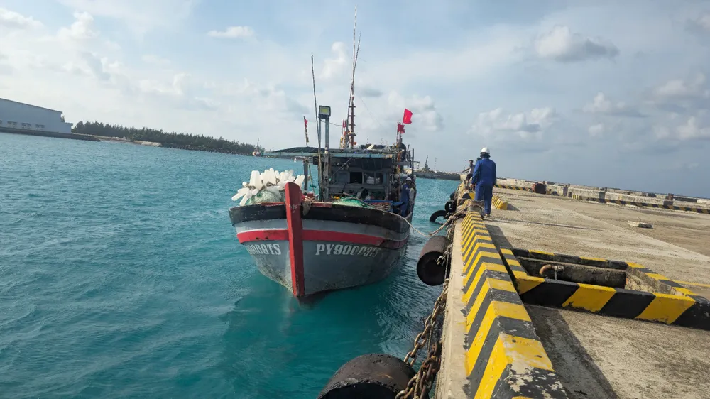 Tàu cá PY 90009 TS neo đậu tại cảng âu tàu đảo Trường Sa.jpg