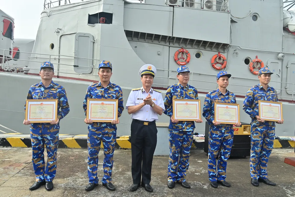 4. Đồng chí Tư lệnh Vùng trao thưởng cho các tập thể, cá nhân có thành tích tốt trong thực hiện nhiệm vụ.JPG